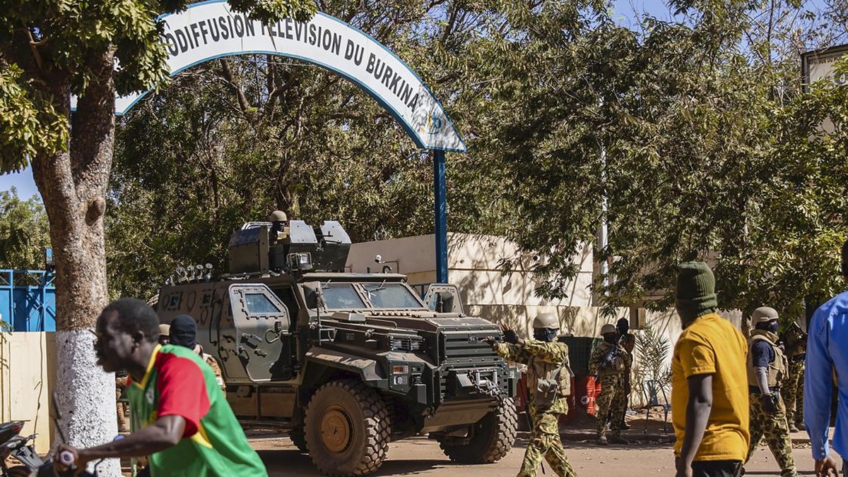 FOTO: Sorak-sorai Warga Burkina Faso Sambut Kudeta Militer