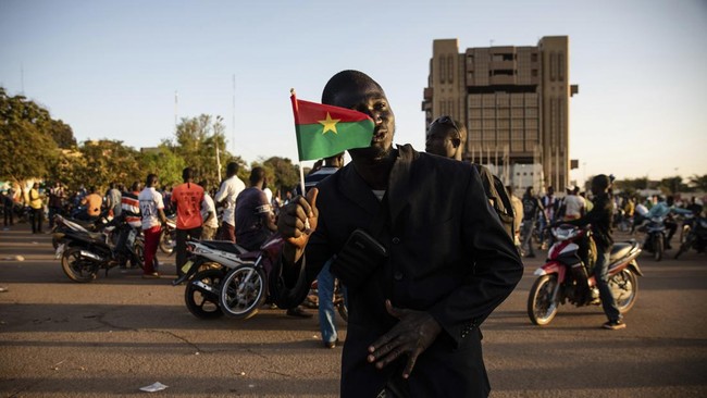 FOTO: Sorak-sorai Warga Burkina Faso Sambut Kudeta Militer