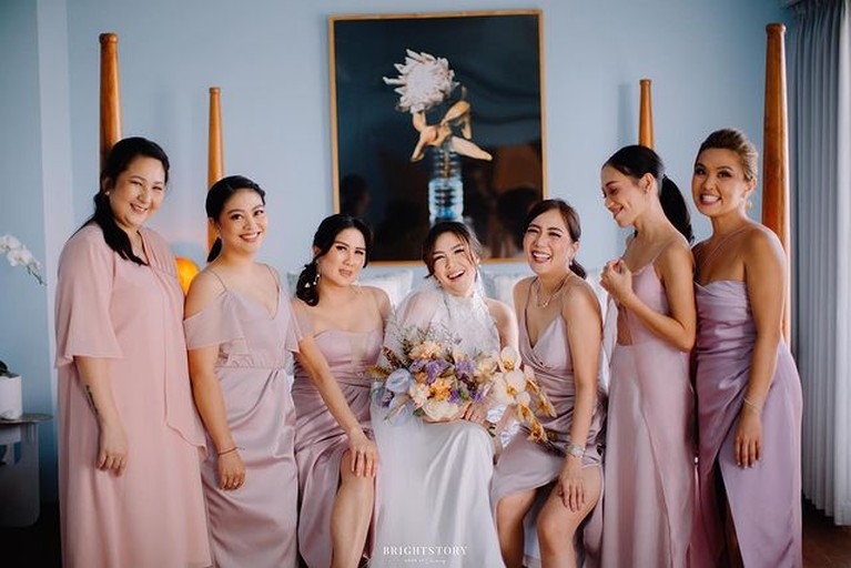 7 Foto Bahagia Pernikahan Ello dan Cindy Maria Ello baru saja membagikan kabar bahagia pernikahannya dengan sang kekasih, Cindy Maria. Yuk intip potret pernikahannya!