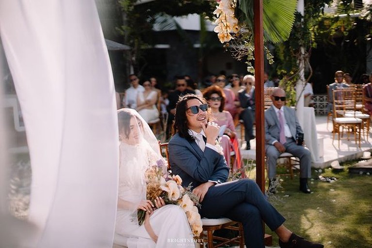 7 Foto Bahagia Pernikahan Ello dan Cindy Maria Ello baru saja membagikan kabar bahagia pernikahannya dengan sang kekasih, Cindy Maria. Yuk intip potret pernikahannya!