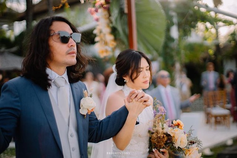 7 Foto Bahagia Pernikahan Ello dan Cindy Maria Ello baru saja membagikan kabar bahagia pernikahannya dengan sang kekasih, Cindy Maria. Yuk intip potret pernikahannya!