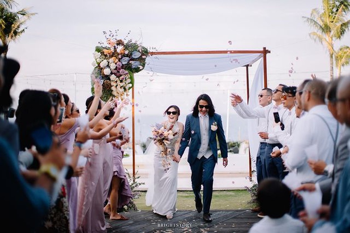 Ello baru saja membagikan kabar bahagia pernikahannya dengan sang kekasih&comma; Cindy Maria&period; Yuk intip potret pernikahannya&excl;