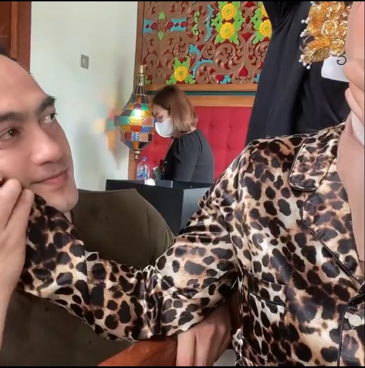 Venna Melinda dan Ferry mengumbar kemesraan mereka saat melakukan persiapan prewedding bikin baper&period; Yuk intip&excl;