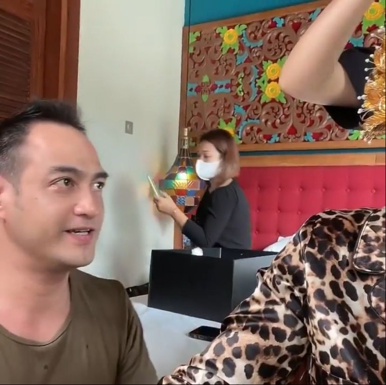 Venna Melinda dan Ferry mengumbar kemesraan mereka saat melakukan persiapan prewedding bikin baper. Yuk intip!