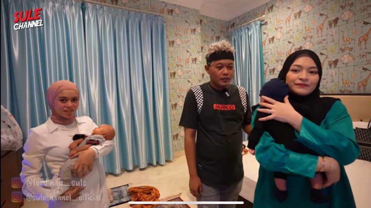 Baby Leslar dan baby Adzam playdate bareng sambil lakukan pemotretan dadakan yang menggemaskan&period; Yuk intip&excl;