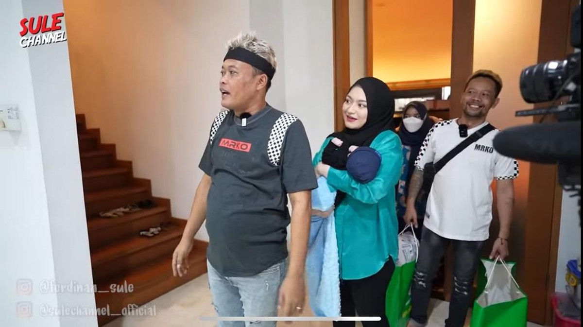 Baby Leslar dan baby Adzam playdate bareng sambil lakukan pemotretan dadakan yang menggemaskan&period; Yuk intip&excl;