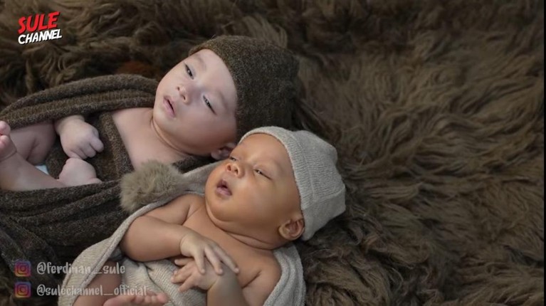 7 Pemotretan Baby Leslar dan Baby Adzam Jadi Polisi dan TNI Baby Leslar dan baby Adzam playdate bareng sambil lakukan pemotretan dadakan yang menggemaskan. Yuk intip!