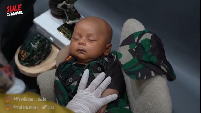 7 Pemotretan Baby Leslar dan Baby Adzam Jadi Polisi dan TNI Baby Leslar dan baby Adzam playdate bareng sambil lakukan pemotretan dadakan yang menggemaskan. Yuk intip!