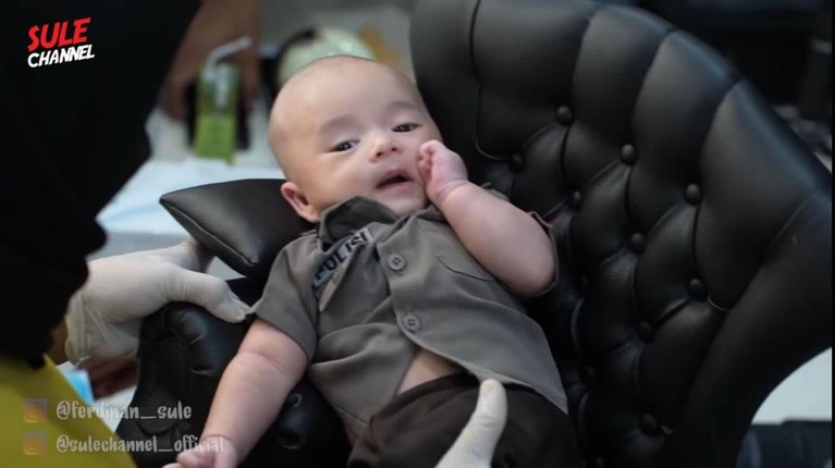 7 Pemotretan Baby Leslar dan Baby Adzam Jadi Polisi dan TNI Baby Leslar dan baby Adzam playdate bareng sambil lakukan pemotretan dadakan yang menggemaskan. Yuk intip!