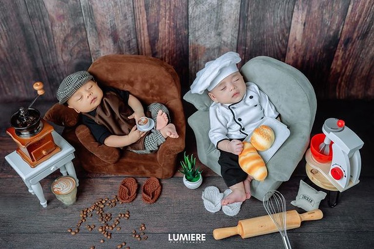 7 Pemotretan Baby Leslar dan Baby Adzam Jadi Polisi dan TNI Baby Leslar dan baby Adzam playdate bareng sambil lakukan pemotretan dadakan yang menggemaskan. Yuk intip!
