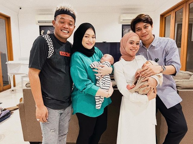 Baby Leslar dan baby Adzam playdate bareng sambil lakukan pemotretan dadakan yang menggemaskan. Yuk intip!
