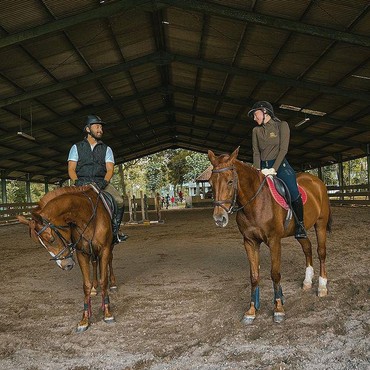Go Public! Intip 7 Potret Anya Geraldine Berkuda dengan Sang Kekasih
