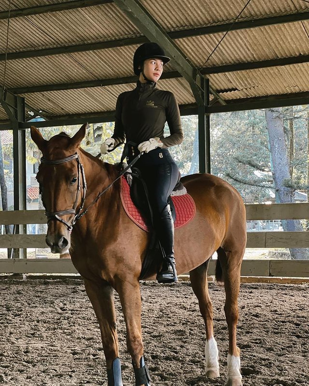 Anya Geraldine mulai go public hubungannya dengan pria bernama Nadif Zahiruddin&period; Yuk intip kegiatan mereka berkuda bareng&excl;