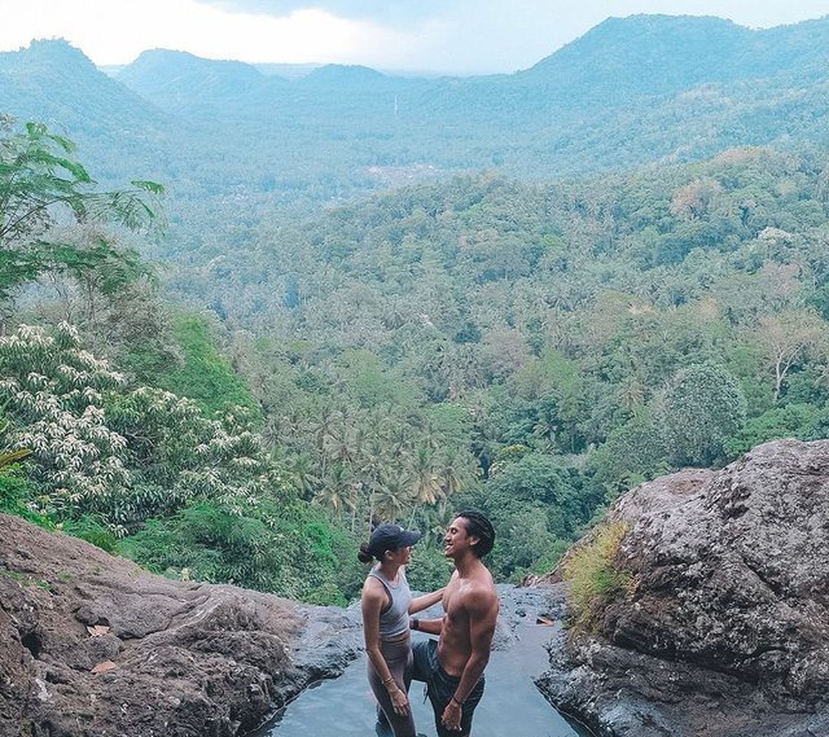 Nama pembalap Sean Gelael sedang jadi sorotan&comma; ia memiliki kekasih baru yang cantik sepupu Dian Sastro&period; Yuk intip potretnya&excl;