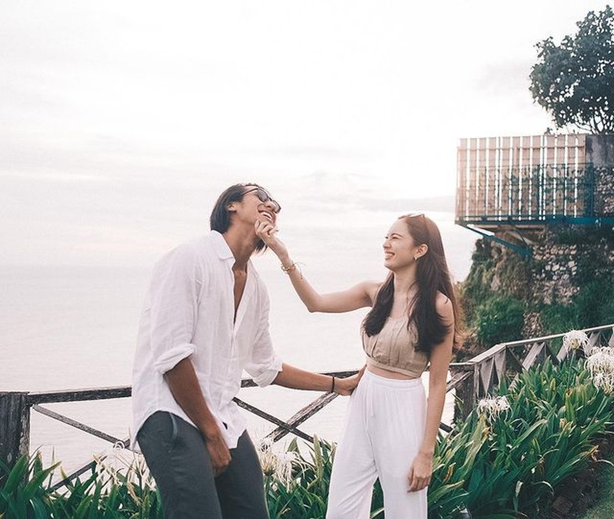 Nama pembalap Sean Gelael sedang jadi sorotan&comma; ia memiliki kekasih baru yang cantik sepupu Dian Sastro&period; Yuk intip potretnya&excl;