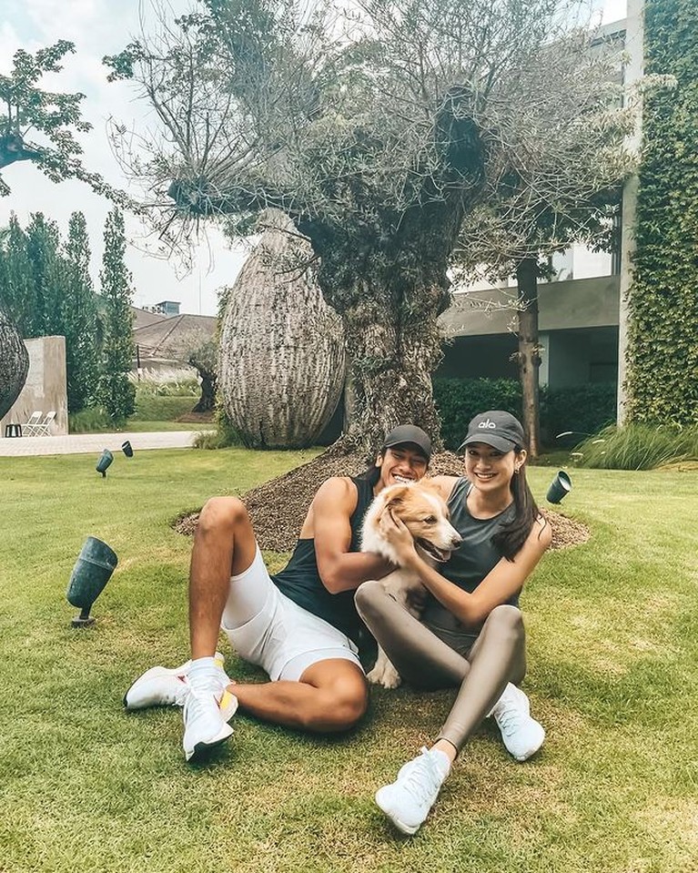 Nama pembalap Sean Gelael sedang jadi sorotan, ia memiliki kekasih baru yang cantik sepupu Dian Sastro. Yuk intip potretnya!