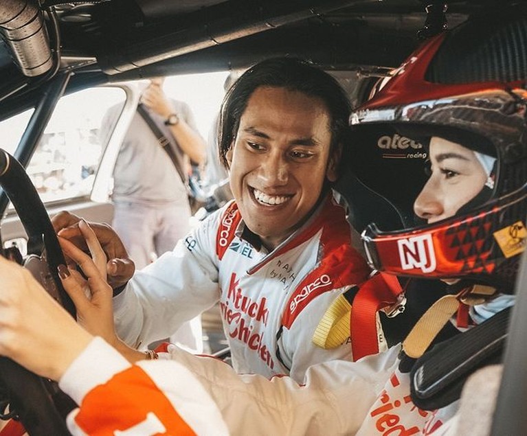 Nama pembalap Sean Gelael sedang jadi sorotan, ia memiliki kekasih baru yang cantik sepupu Dian Sastro. Yuk intip potretnya!