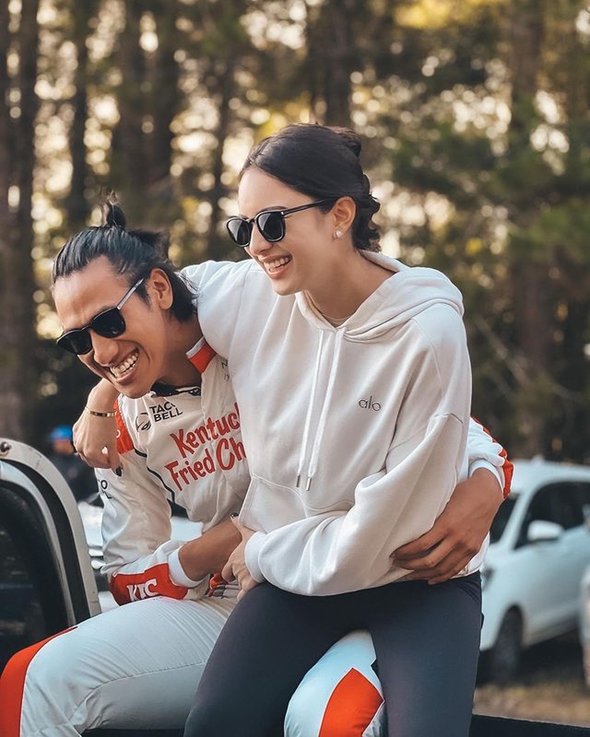 Nama pembalap Sean Gelael sedang jadi sorotan&comma; ia memiliki kekasih baru yang cantik sepupu Dian Sastro&period; Yuk intip potretnya&excl;