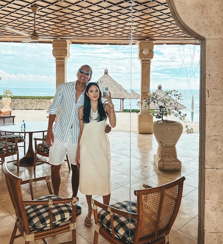 Nama pembalap Sean Gelael sedang jadi sorotan, ia memiliki kekasih baru yang cantik sepupu Dian Sastro. Yuk intip potretnya!