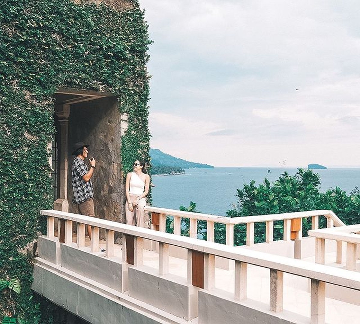 Nama pembalap Sean Gelael sedang jadi sorotan&comma; ia memiliki kekasih baru yang cantik sepupu Dian Sastro&period; Yuk intip potretnya&excl;