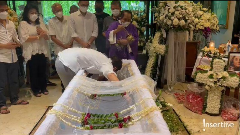 7 Potret Prosesi Pemberkatan hingga Penutupan Peti Jenazah Maura Magnalia Prosesi pemberkatan hingga penutupan peti jenazah Maura Magnalia diiringi isak tangis keluarga. Yuk intip!
