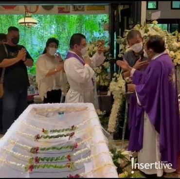 7 Potret Misa Penutupan Peti Jenazah Putri Nurul Arifin Penuh Isak Tangis