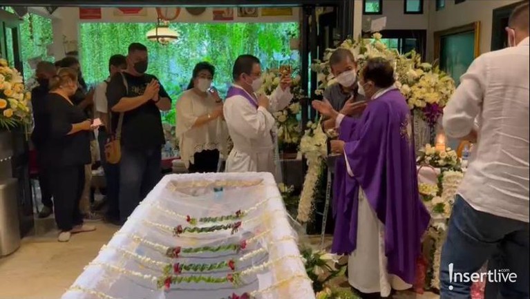 7 Potret Prosesi Pemberkatan hingga Penutupan Peti Jenazah Maura Magnalia Prosesi pemberkatan hingga penutupan peti jenazah Maura Magnalia diiringi isak tangis keluarga. Yuk intip!