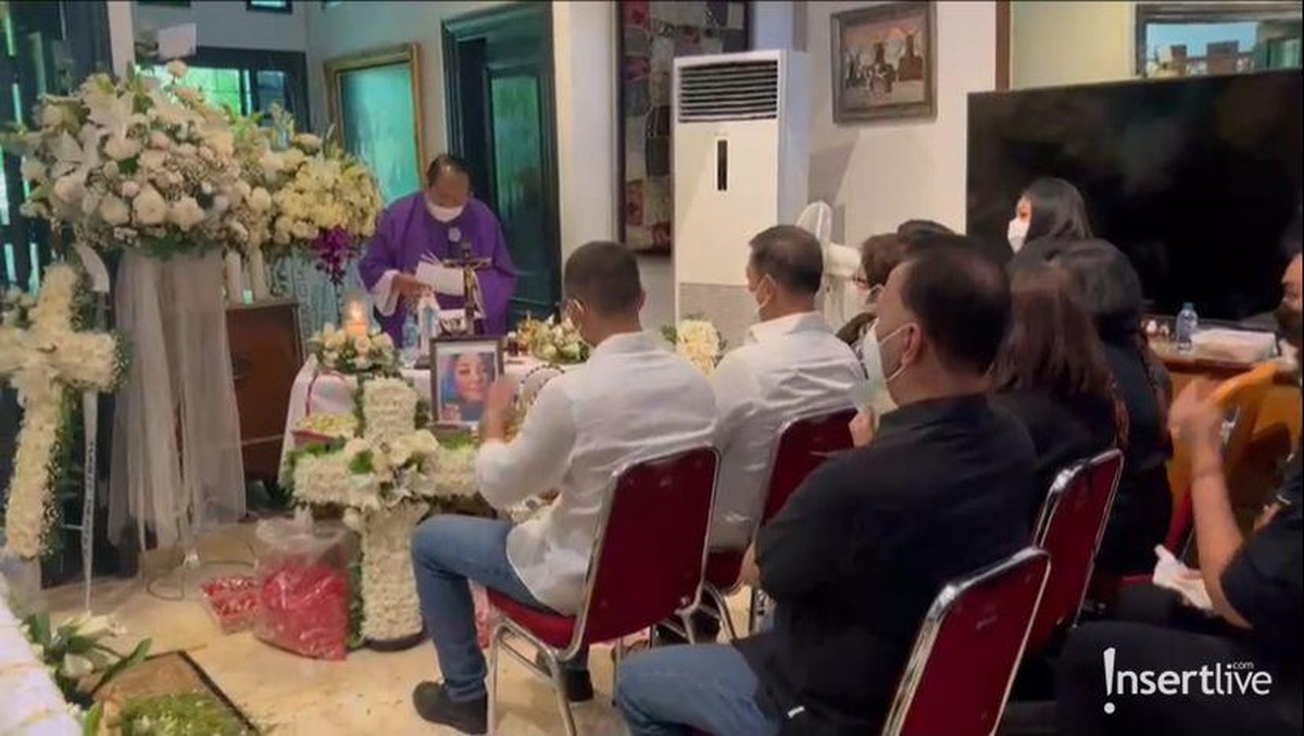 Prosesi pemberkatan hingga penutupan peti jenazah Maura Magnalia diiringi isak tangis keluarga&period; Yuk intip&excl;
