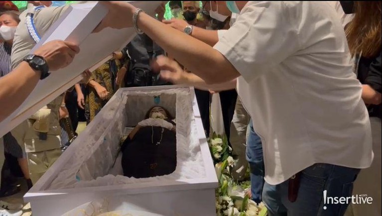 7 Potret Prosesi Pemberkatan hingga Penutupan Peti Jenazah Maura Magnalia Prosesi pemberkatan hingga penutupan peti jenazah Maura Magnalia diiringi isak tangis keluarga. Yuk intip!