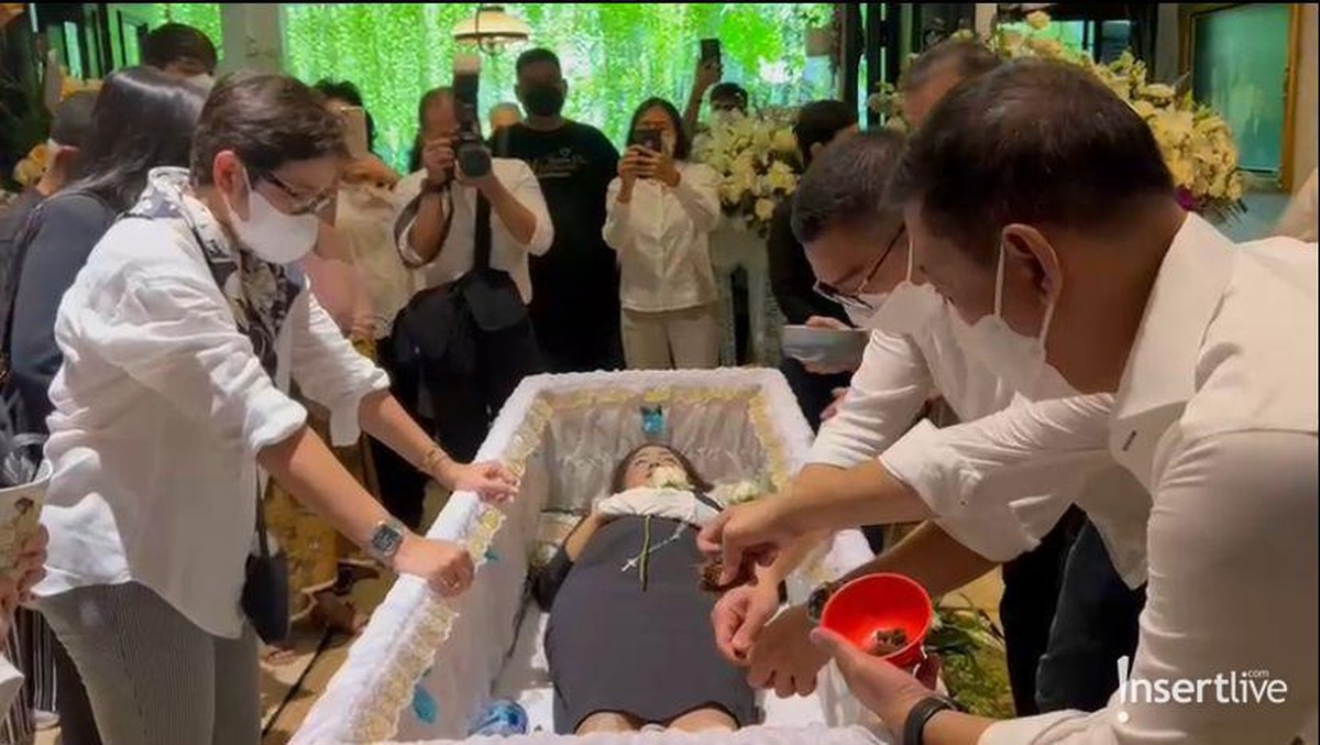 Prosesi pemberkatan hingga penutupan peti jenazah Maura Magnalia diiringi isak tangis keluarga&period; Yuk intip&excl;