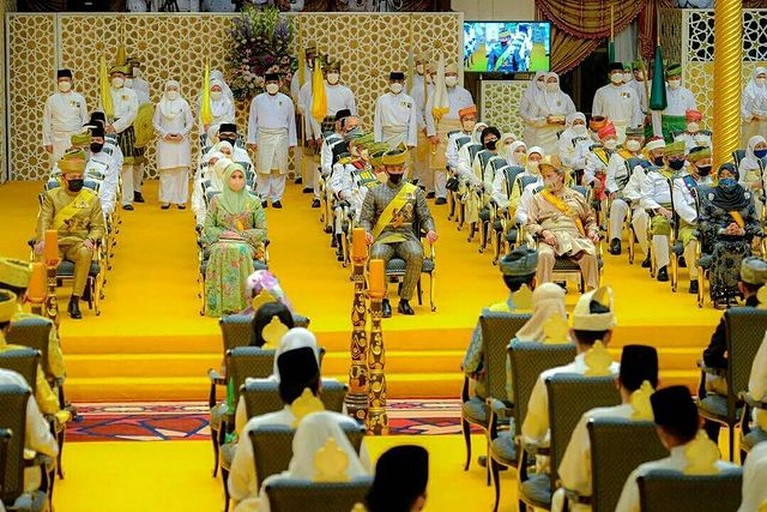 Putri Fadzilah Lubalul Bolkiah, anak Sultan Brunei Darussalam gelar royal wedding mewah 10 hari bertabur berlian. Yuk intip!