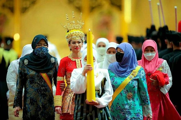 Putri Fadzilah Lubalul Bolkiah, anak Sultan Brunei Darussalam gelar royal wedding mewah 10 hari bertabur berlian. Yuk intip!