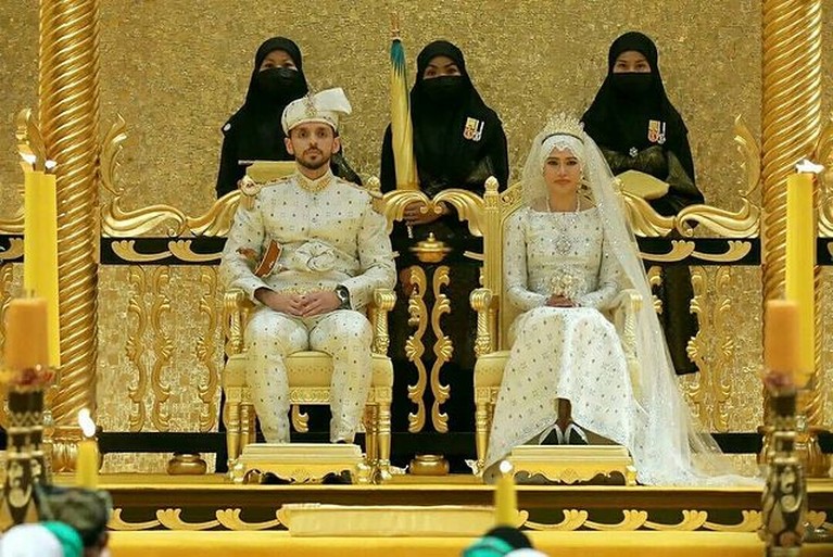 Putri Fadzilah Lubalul Bolkiah, anak Sultan Brunei Darussalam gelar royal wedding mewah 10 hari bertabur berlian. Yuk intip!
