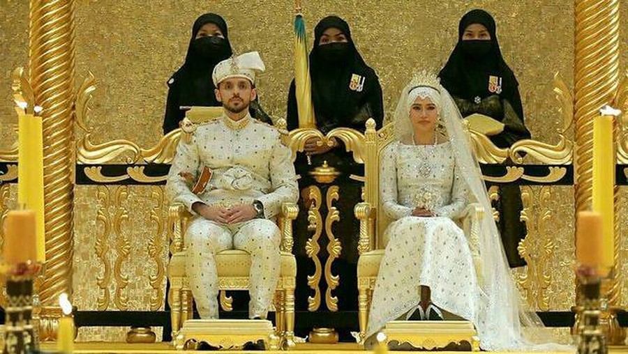 Putri Fadzilah Lubalul Bolkiah, anak Sultan Brunei Darussalam gelar royal wedding mewah 10 hari bertabur berlian. Yuk intip!