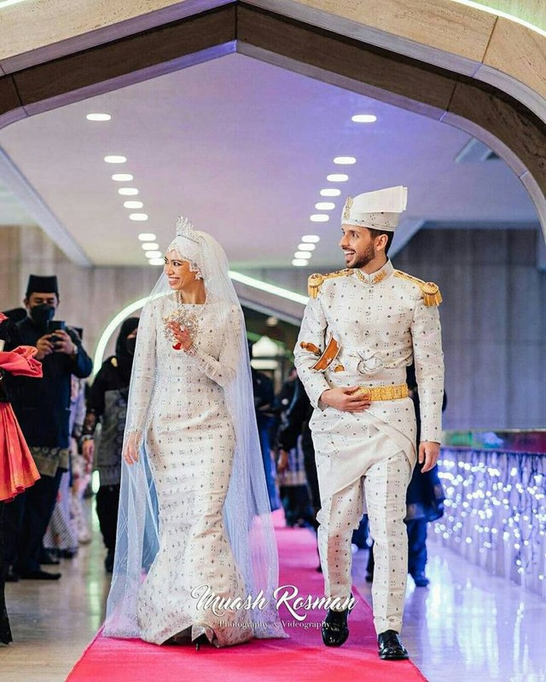 Putri Fadzilah Lubalul Bolkiah, anak Sultan Brunei Darussalam gelar royal wedding mewah 10 hari bertabur berlian. Yuk intip!