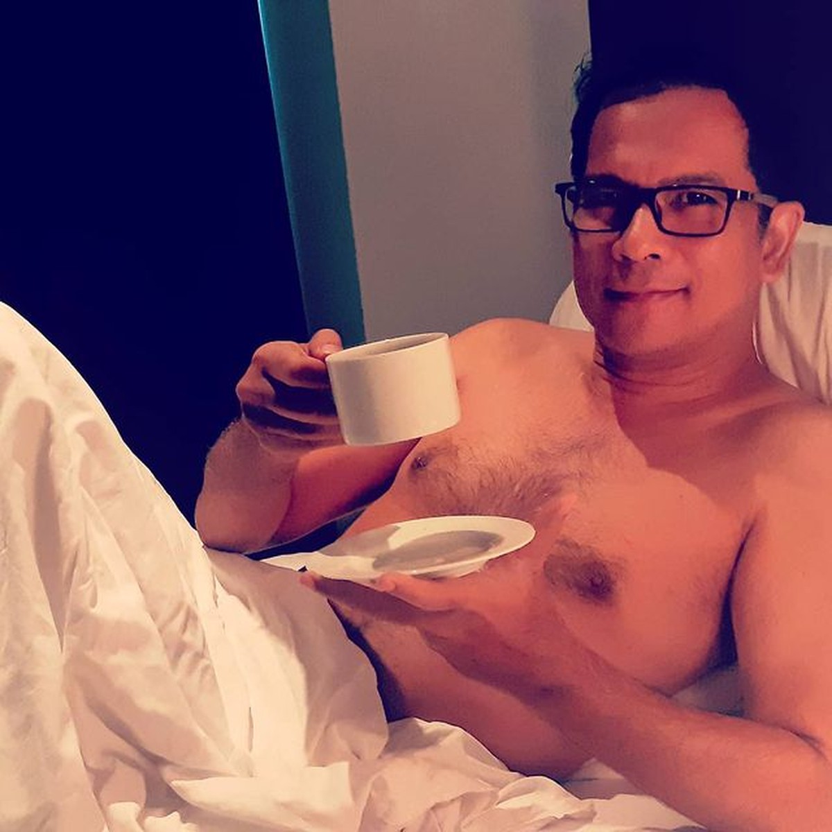 Aktor senior Krisna Mukti baru-baru ini bikin heboh karena telanjang dada sambil berpose manja di atas ranjang&period; Yuk intip&excl;