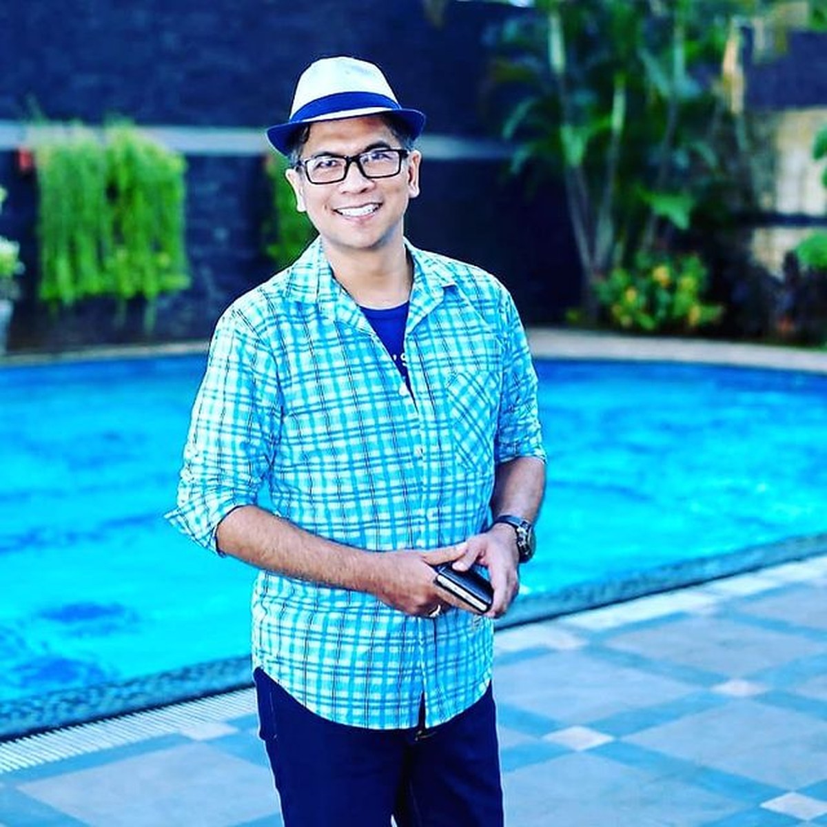 Aktor senior Krisna Mukti baru-baru ini bikin heboh karena telanjang dada sambil berpose manja di atas ranjang&period; Yuk intip&excl;