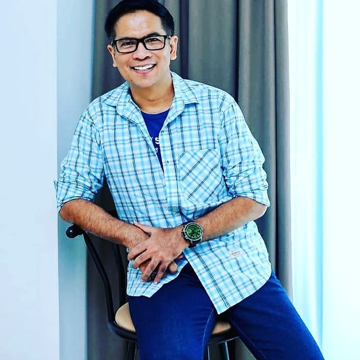 Aktor senior Krisna Mukti baru-baru ini bikin heboh karena telanjang dada sambil berpose manja di atas ranjang&period; Yuk intip&excl;