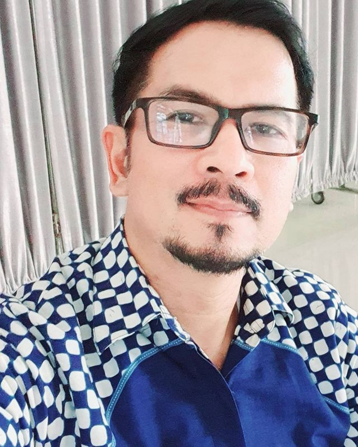 Aktor senior Krisna Mukti baru-baru ini bikin heboh karena telanjang dada sambil berpose manja di atas ranjang&period; Yuk intip&excl;