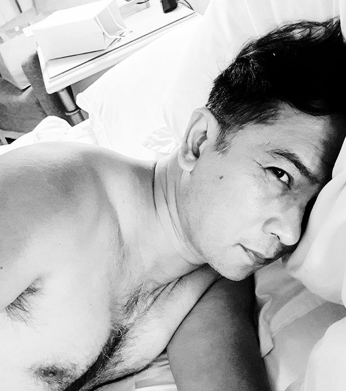 Aktor senior Krisna Mukti baru-baru ini bikin heboh karena telanjang dada sambil berpose manja di atas ranjang&period; Yuk intip&excl;