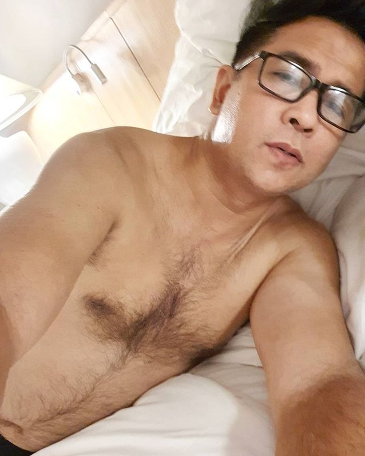 Aktor senior Krisna Mukti baru-baru ini bikin heboh karena telanjang dada sambil berpose manja di atas ranjang&period; Yuk intip&excl;