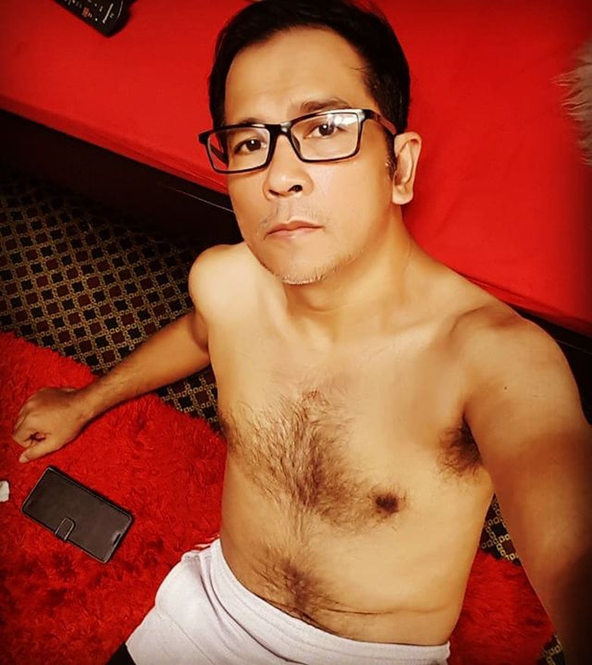 Aktor senior Krisna Mukti baru-baru ini bikin heboh karena telanjang dada sambil berpose manja di atas ranjang&period; Yuk intip&excl;