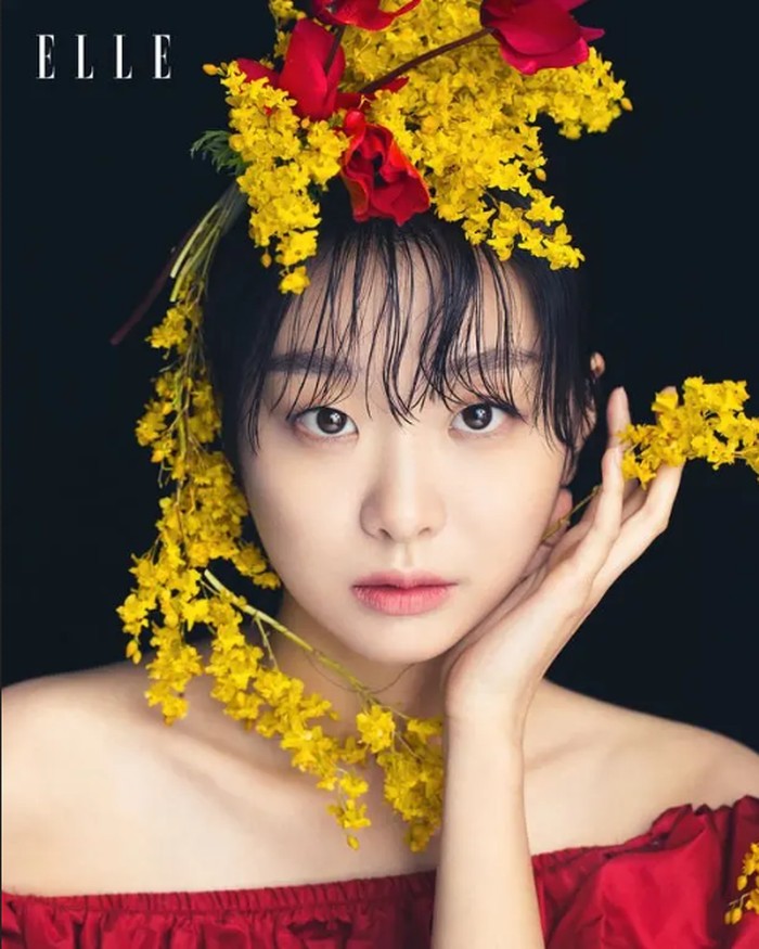 Aktris muda berbakat ini kemudian tampil dalam drama romantis bersama Choi Woo-Shik, Our Beloved Summer. Ia mengungkapkan sangat senang dapat terlibat dalam proyek drama tersebut dan terus bekerja keras dalam menampilkan aktingnya. (foto: elle.com.hk)