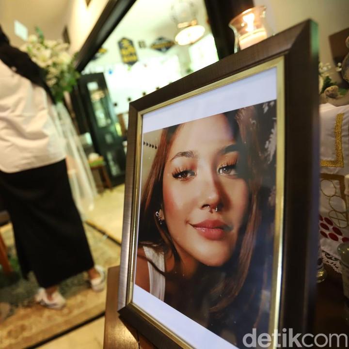<p>Kepergian Maura Magnalia Madyaratri, putri sulung Nurul Arifin menyisakan kesedihan bagi keluarga tercinta. Maura diketahui meninggal dunia pada 25 Januari pagi karena serangan jantung. (Foto: Agus Apriyanto/detikcom)</p>