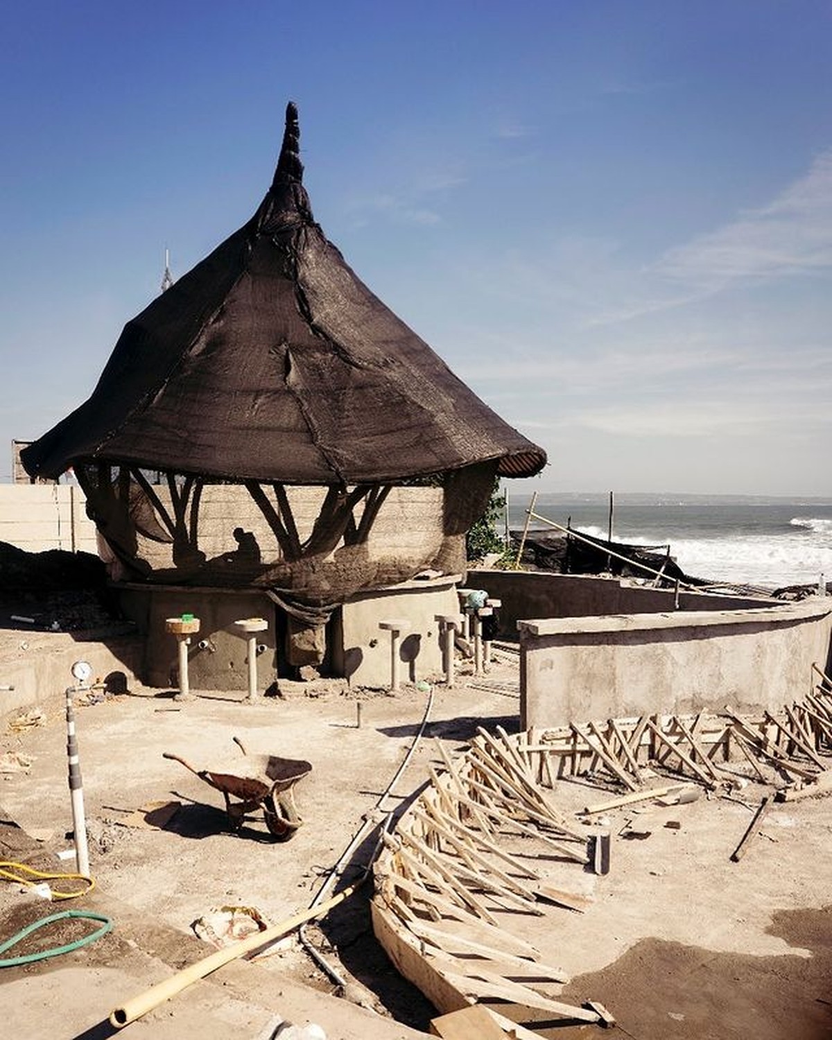 Raffi Ahmad dan Nagita kembali mengembangkan bisnis mereka membangun beach club di Bali&period; Yuk intip potretnya&excl;