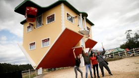 FOTO: Dunia Terbalik Sebuah Rumah di Kolombia