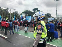 Buruh Demo di Depan Gedung DPR Siang Ini, Lalu Lintas Macet