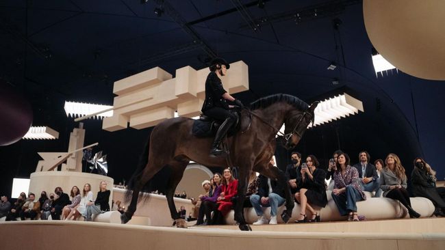Cucu Grace Kelly dan juga Putri Monako Charlotte Casiraghi hadir di show Chanel Couture di Grand Palais Éphémère, Paris sambil menunggang kuda. 