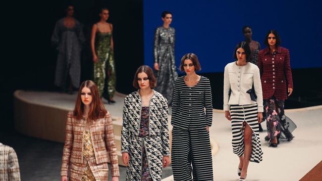 Chanel meluncurkan koleksi terbarunya di Paris Couture Week dengan percakapan lintas waktu dengan Coco Chanel.