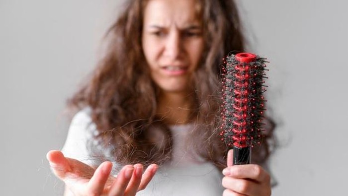 Sembuh Covid-19 tapi Malah Alami Rambut Rontok? Ini Penyebab dan Cara Mengatasinya! Sembuh Covid-19 tapi Malah Alami Rambut Rontok? Ini Penyebab dan Cara Mengatasinya!